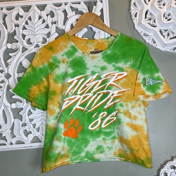 Stranger Things Tiger Pride '86 Tie Dye Cropped Tee Medium - Picture 1 of 6